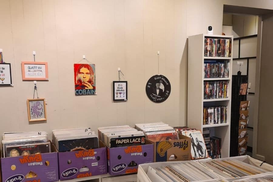 hovedrommet og det innerste lokalet hos fiffis gaver