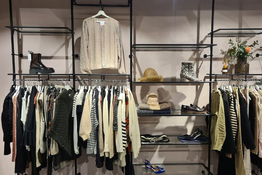 hvite og sorte klær hos cirkulær paleet