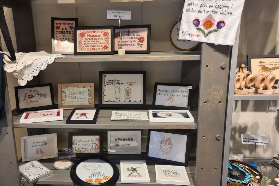 hylle med broderier hos fiffis gaver