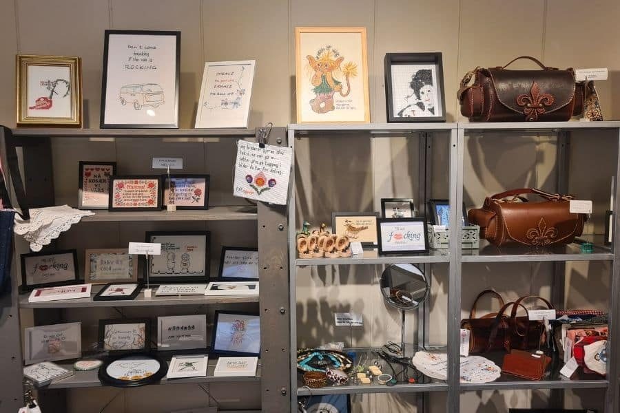 hylle med håndtverk hos fiffis gaver