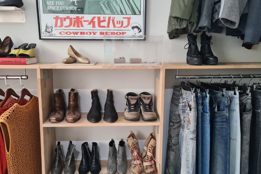 hylle med sko hos studio monolitt i oslo sentrum