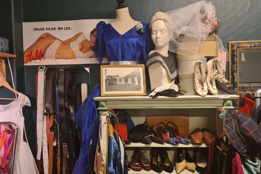 hylle med sko hos tidstypisk på sinsen