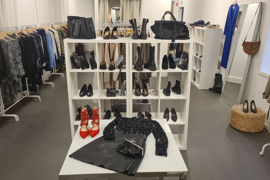 hylle med sko og vesker hos friperie på løren