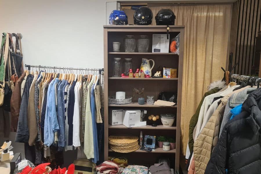 hylle med ting hos helsfyr brukthandel