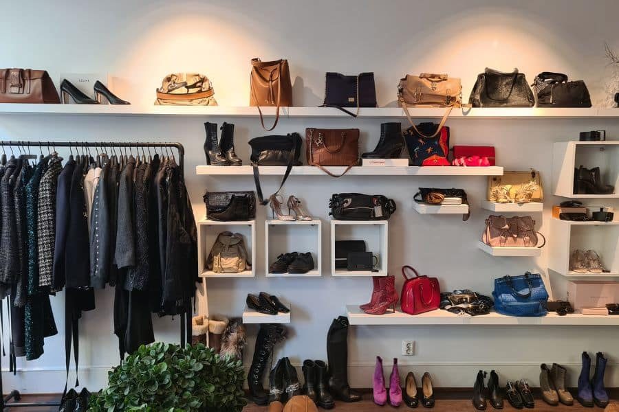 hyller med designervesker og sko
