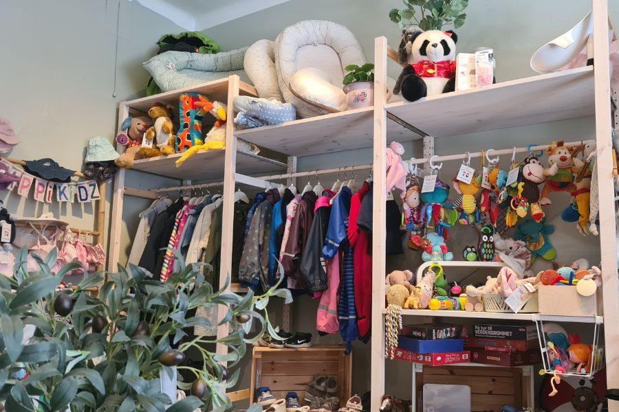 Hyller med brukte barneklær og leker hos Happikidz på Sagene