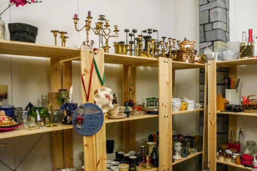 hyller med pyntegjenstander hos bruktmarkedet i haugerud kirke 1