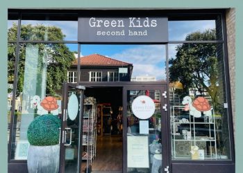 Utenfor hovedinngangen til Green Kids & Moms