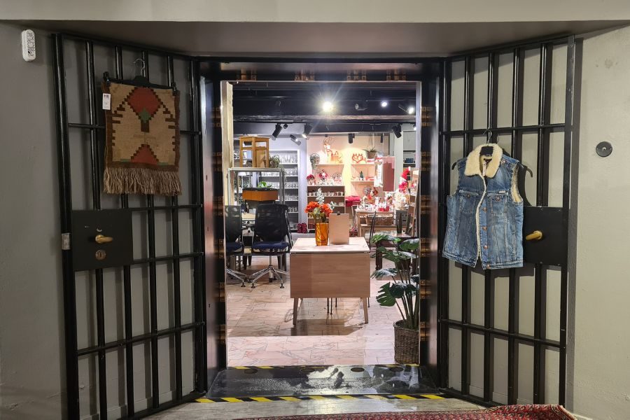 Inngang til møbelavdelingen hos Maritastiftselsen secondhand butikk i Grensen