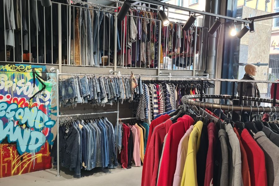Vintageklær ved inngangspartiet hos Episode Oslo på Grunerløkka