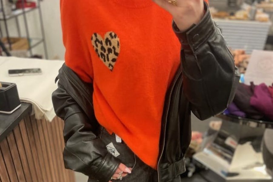 jakke og t-shirt på kvinne hos fremdeles vintage