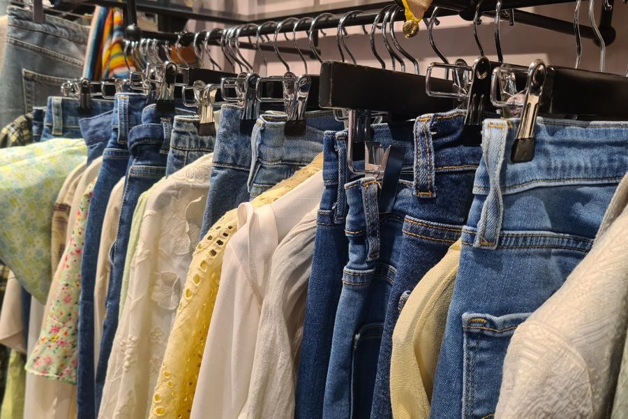 jeans og overdeler på stativ hos cirkulær fornebu