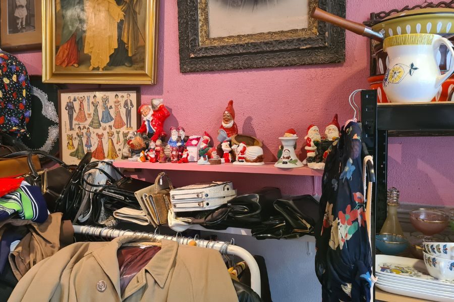 Vintage julepynt hos Dukkehjem på Grunerløkka på hylle og kunst på vegger