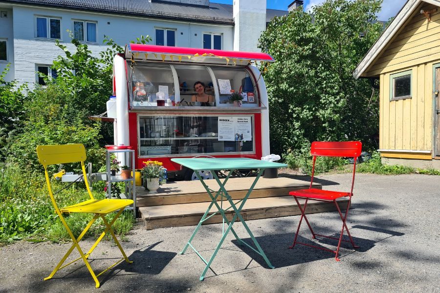 Kafé-vognen som serverer te, kaffe og vafler rett utenfor Hidden Gem
