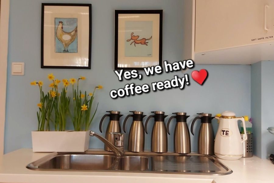 Kaffekannene står klare på kjøkkenbenken hos Loppestuene