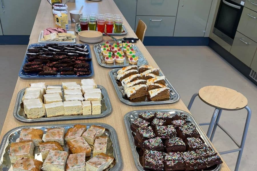 kaker på loppemarkedet på marienlyst skole