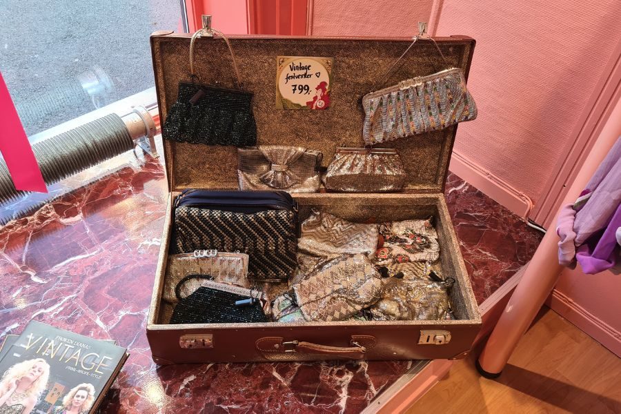 Secondhand vesker i en kiste hos Blusesalongen på Grunerløkka