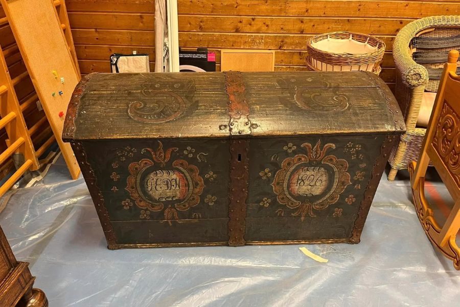 Gammel kiste på loppemarkedet på Grindbakken skole