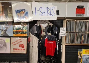 I kjellerlokalet på Neseblod og inngangen til rommet med t-skjorter