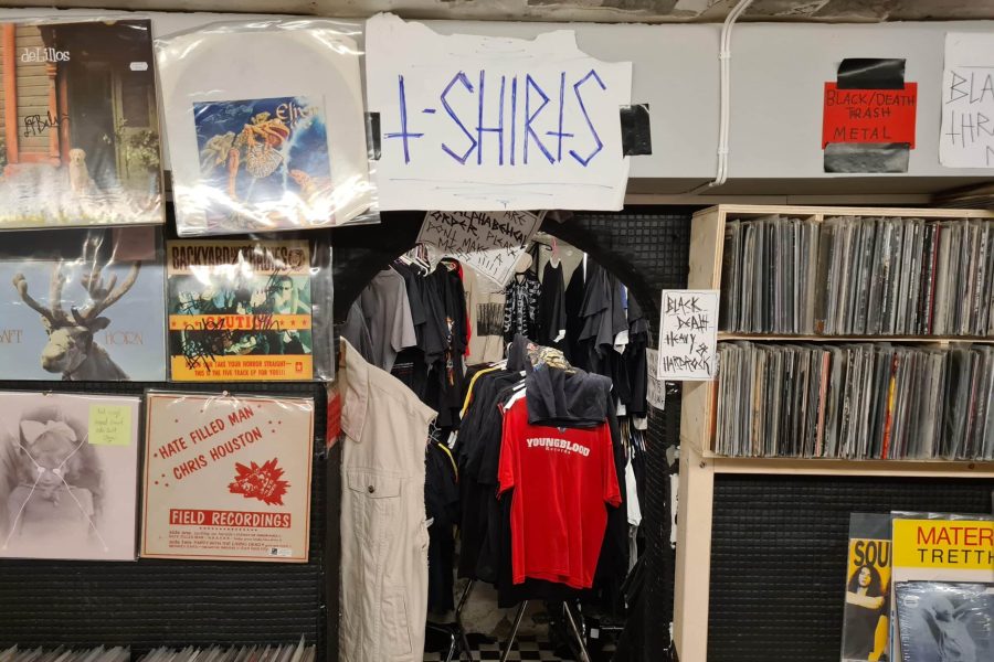 I kjellerlokalet på Neseblod og inngangen til rommet med t-skjorter