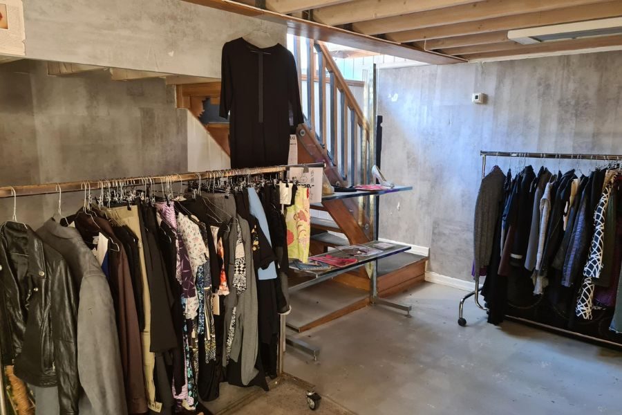 Underetasjen og trappen hos Xaki Vintage