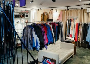 Klesstativ i kjellerlokalet til Prisløs