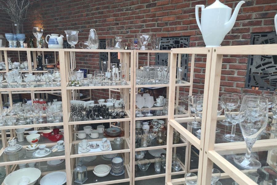 Service og kjøkkengjenstander på NMS Gjenbruk Lilleborg