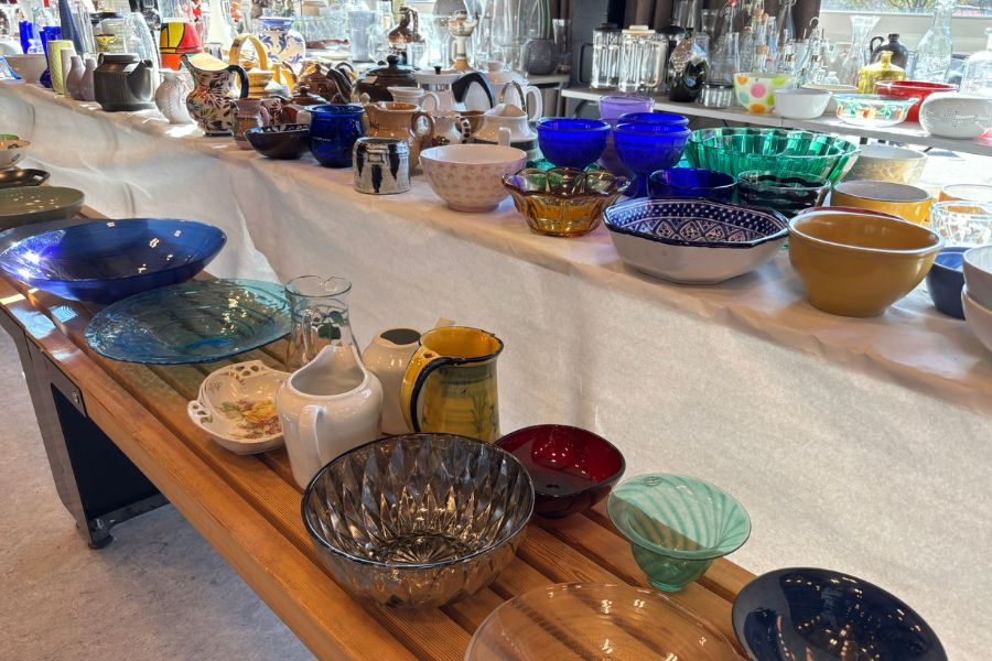 kjøkkenutstyr på loppemarked på ulsrud videregående skole