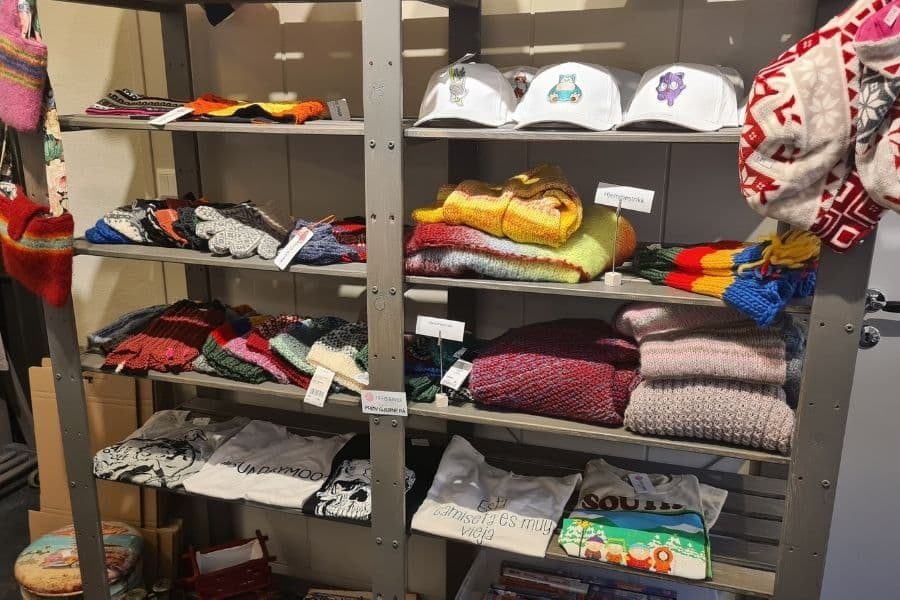 klær og capser hos hos fiffis gaver