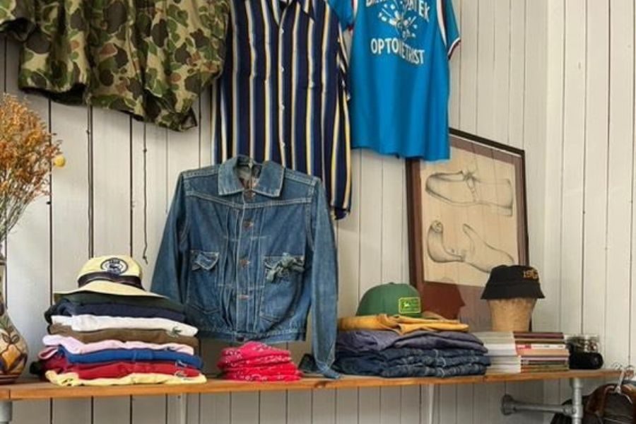 Klær på hylle og vegg hos Solitude Vintage på Frogner