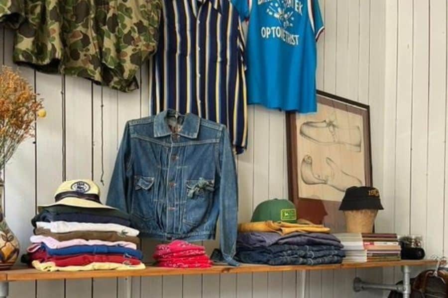 Klær på hylle og vegg hos Solitude Vintage på Frogner