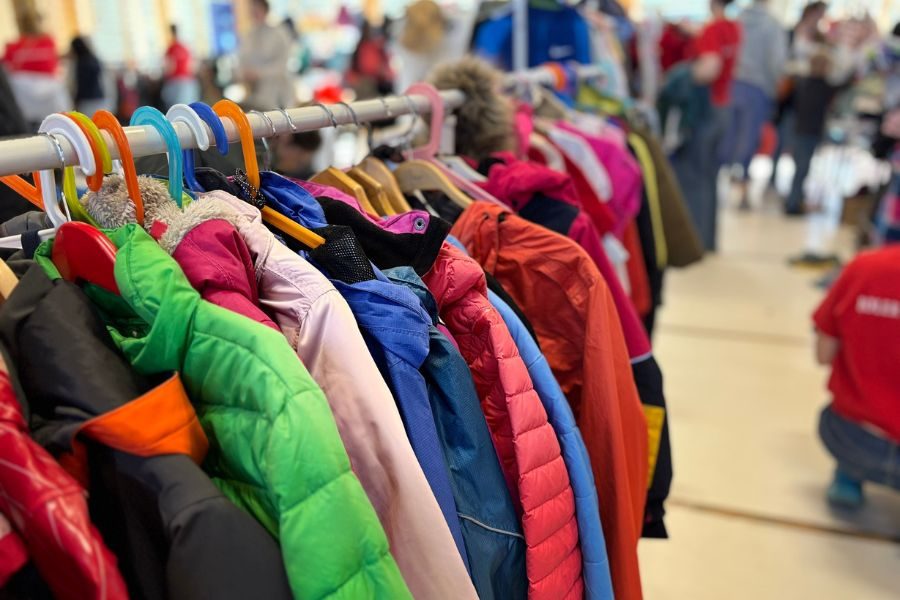 klær på loppemarked på ulsrud videregående skole