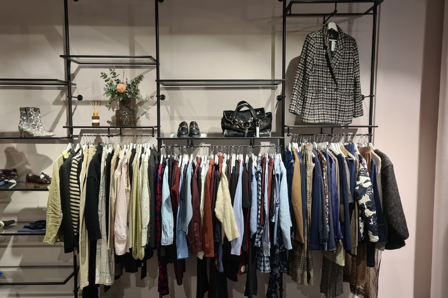 klær på stativ hos cirkulær paleet