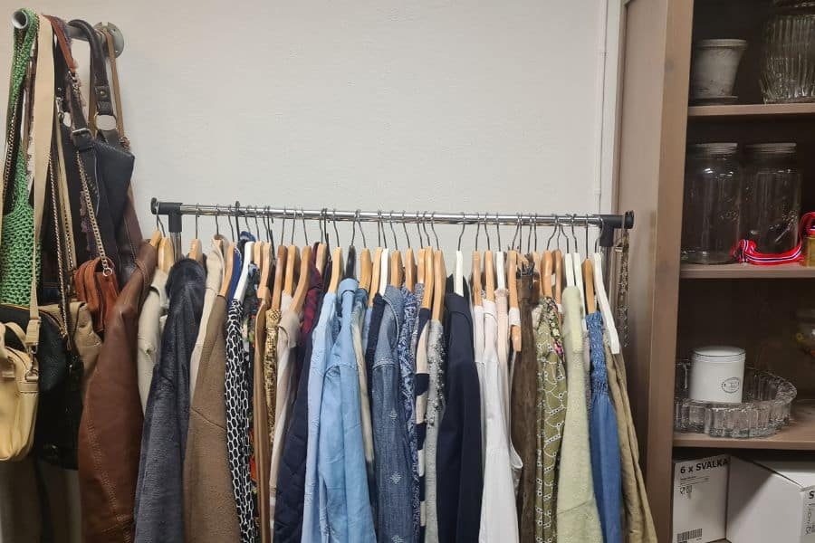 klær på stativ hos helsfyr brukthandel