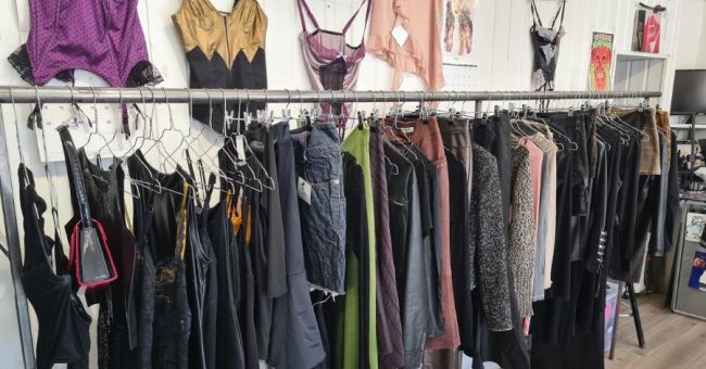 Klær til salgs på Xaki Vintage i Markveien på Grunerløkka
