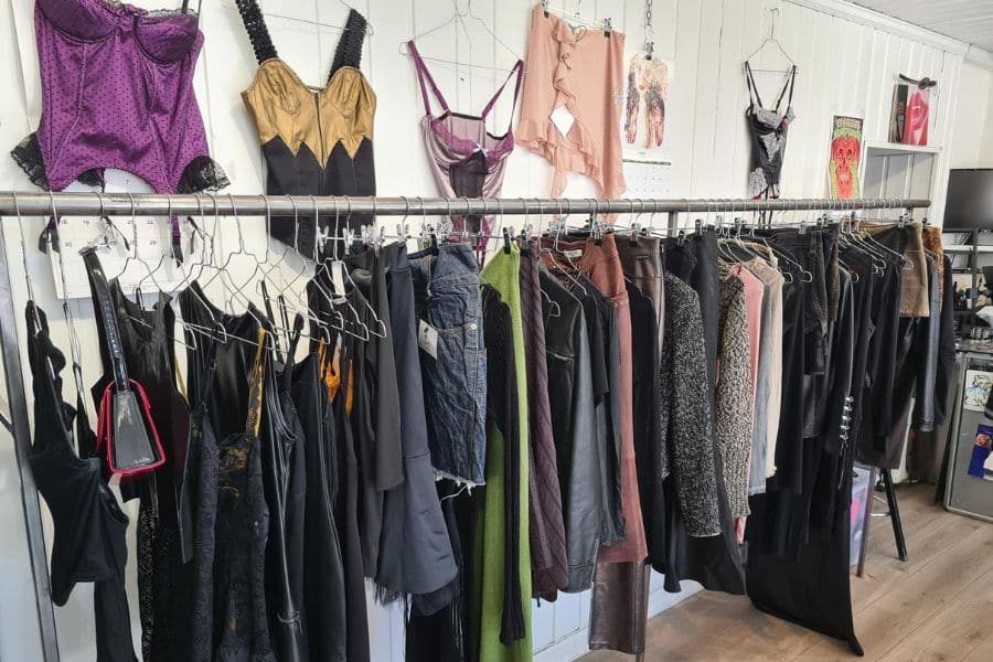Klær til salgs på Xaki Vintage i Markveien på Grunerløkka