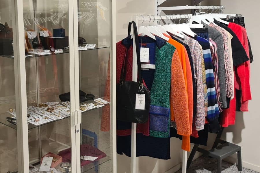 klær på stativ og tilbehør i skap hos fretex kuratert