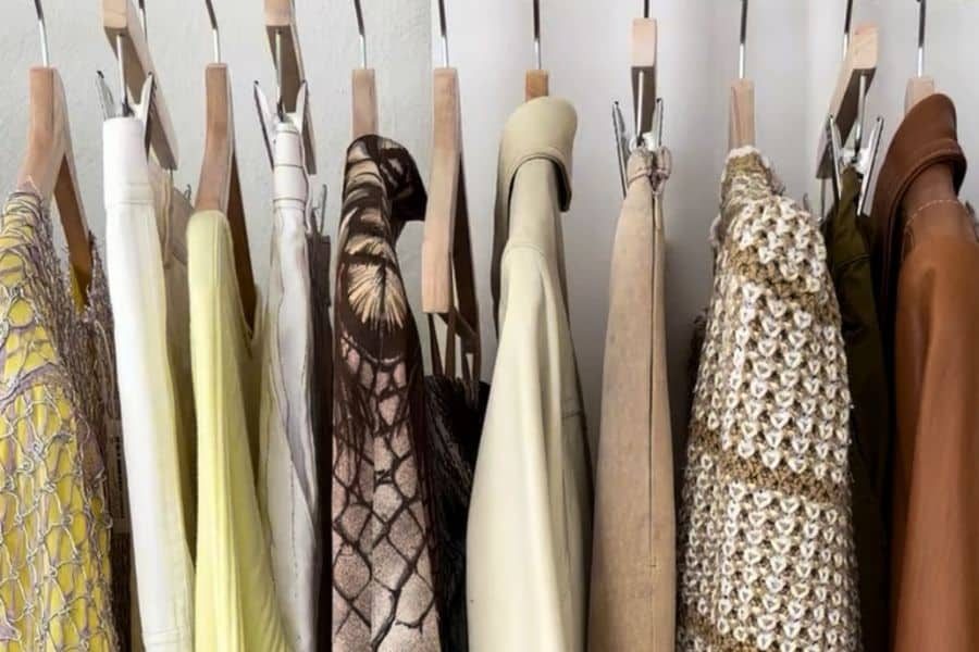 klær til dame på stativ hos repertoire