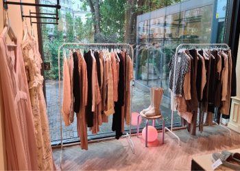 Stativ med klær ved vindu hos Cirkulær Hegdehaugsveien