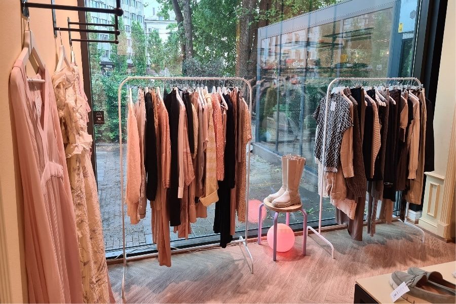 Stativ med klær ved vindu hos Cirkulær Hegdehaugsveien