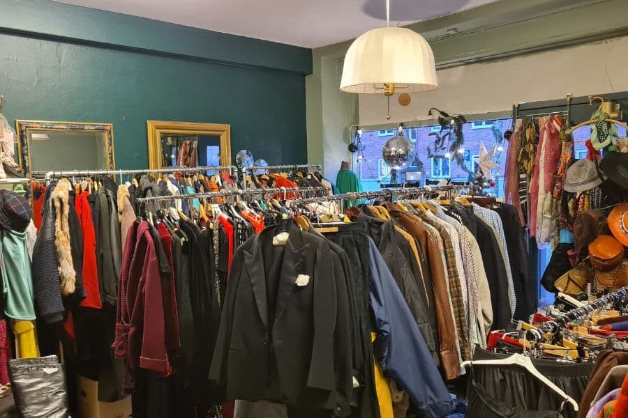 klesavdeling med vintage klær hos tidstypisk på sinsen