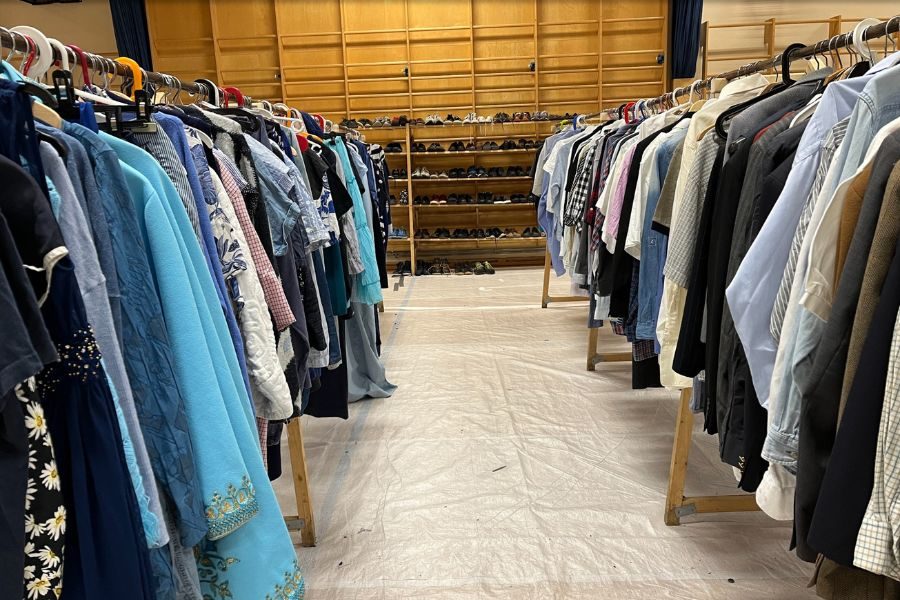 klesavdeling på loppemarkedet på nordstrand skole