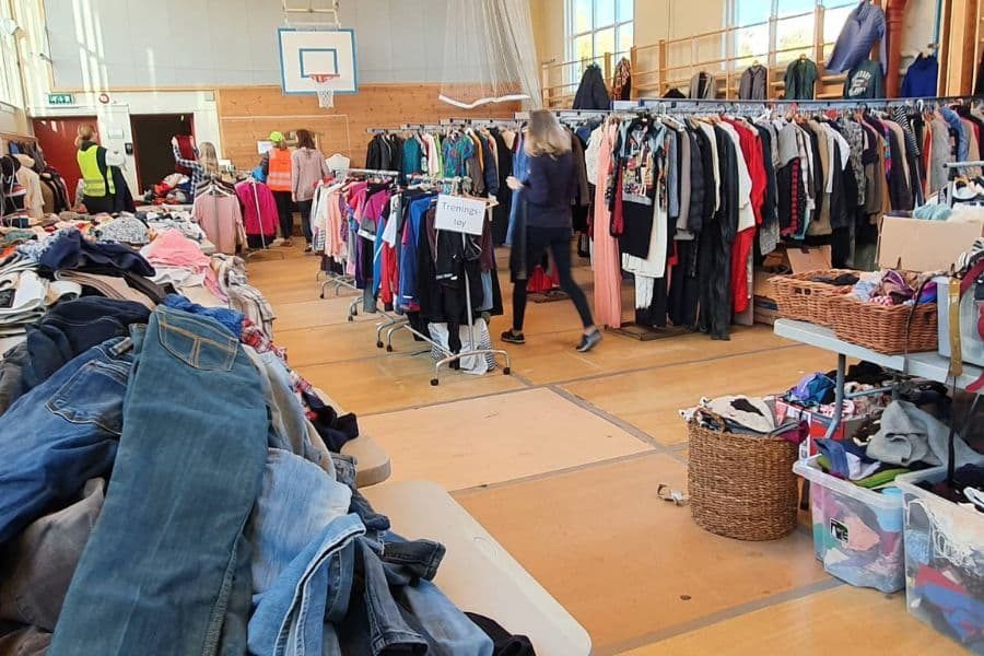 klesavdeling på loppemarkedet på smestad skole