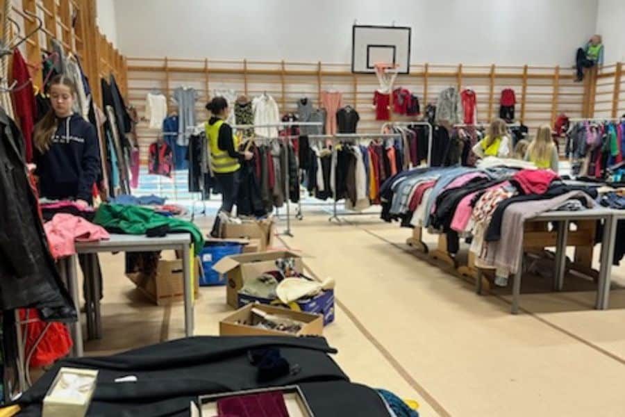 klesavdeling på loppemarkedet på tonsenhagen skole
