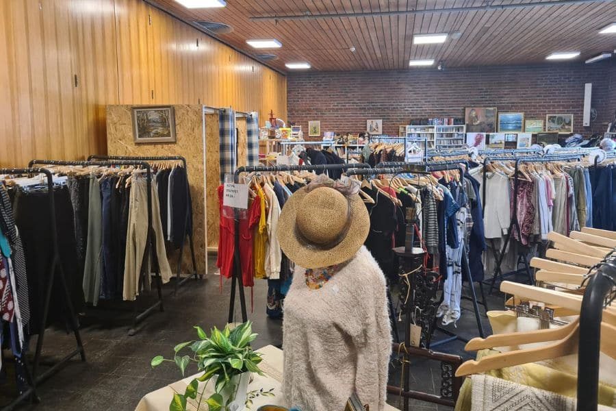 Flott klesavdeling på NMS Gjenbruk Lilleborg