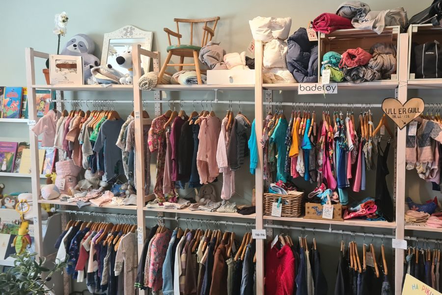Klesstativ med secondhand hos Happikidz på Sagene