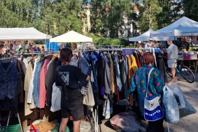 Besøkende på Birkelunden marked som titter på klær