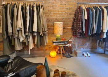 klesstativ og glødende ball på gulv hos Handover Copenhagen på Grunerløkka