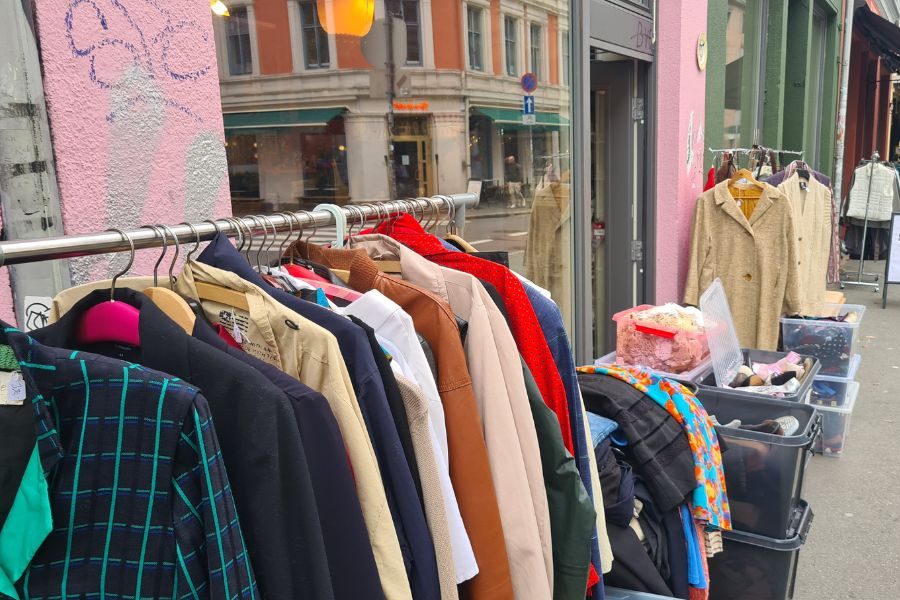 Klesstativ med secondhand og vintage klær utenfor Dukkehjem på Grunerløkka