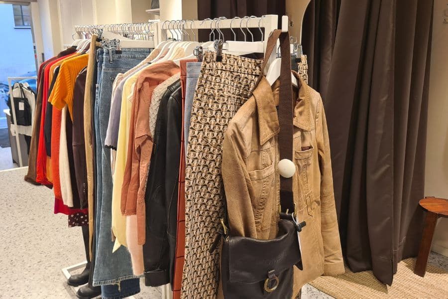 klesstativ og prøverom hos fretex kuratert